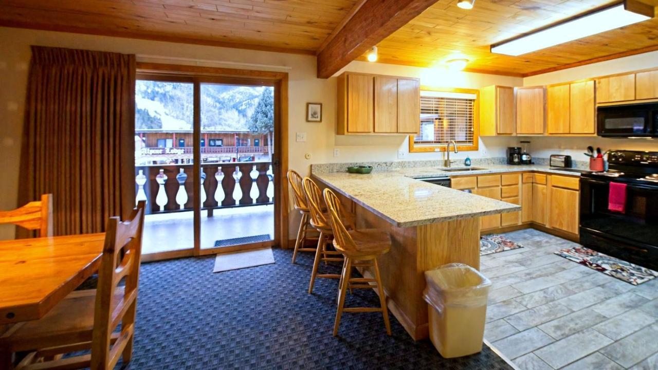 Sitzmark Sports Lodge Red River Exterior photo